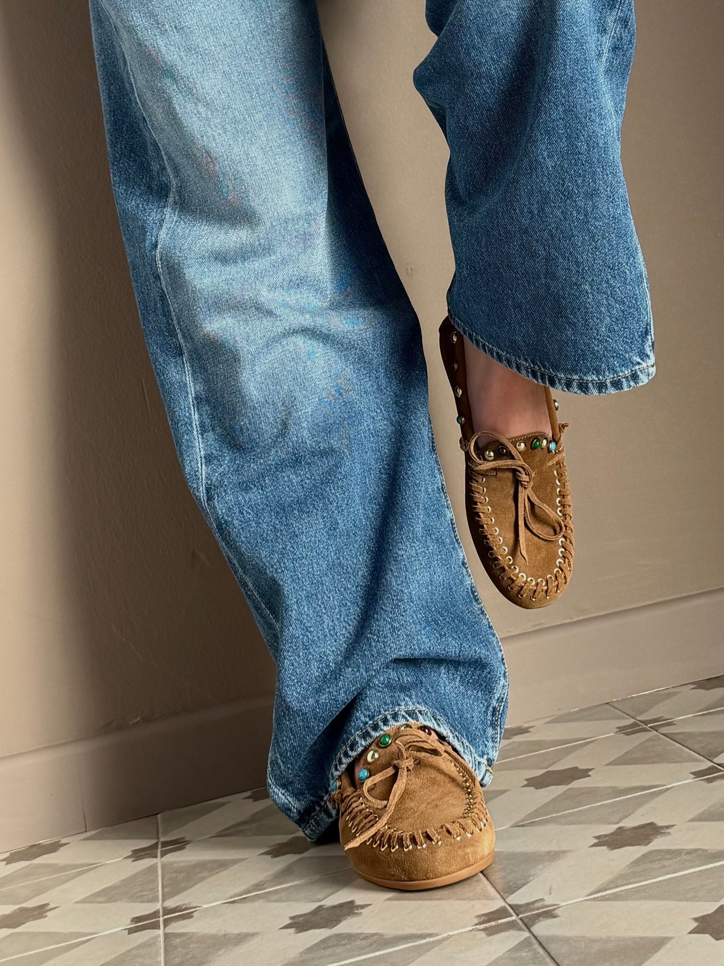 Mocassino in suede con borchiette