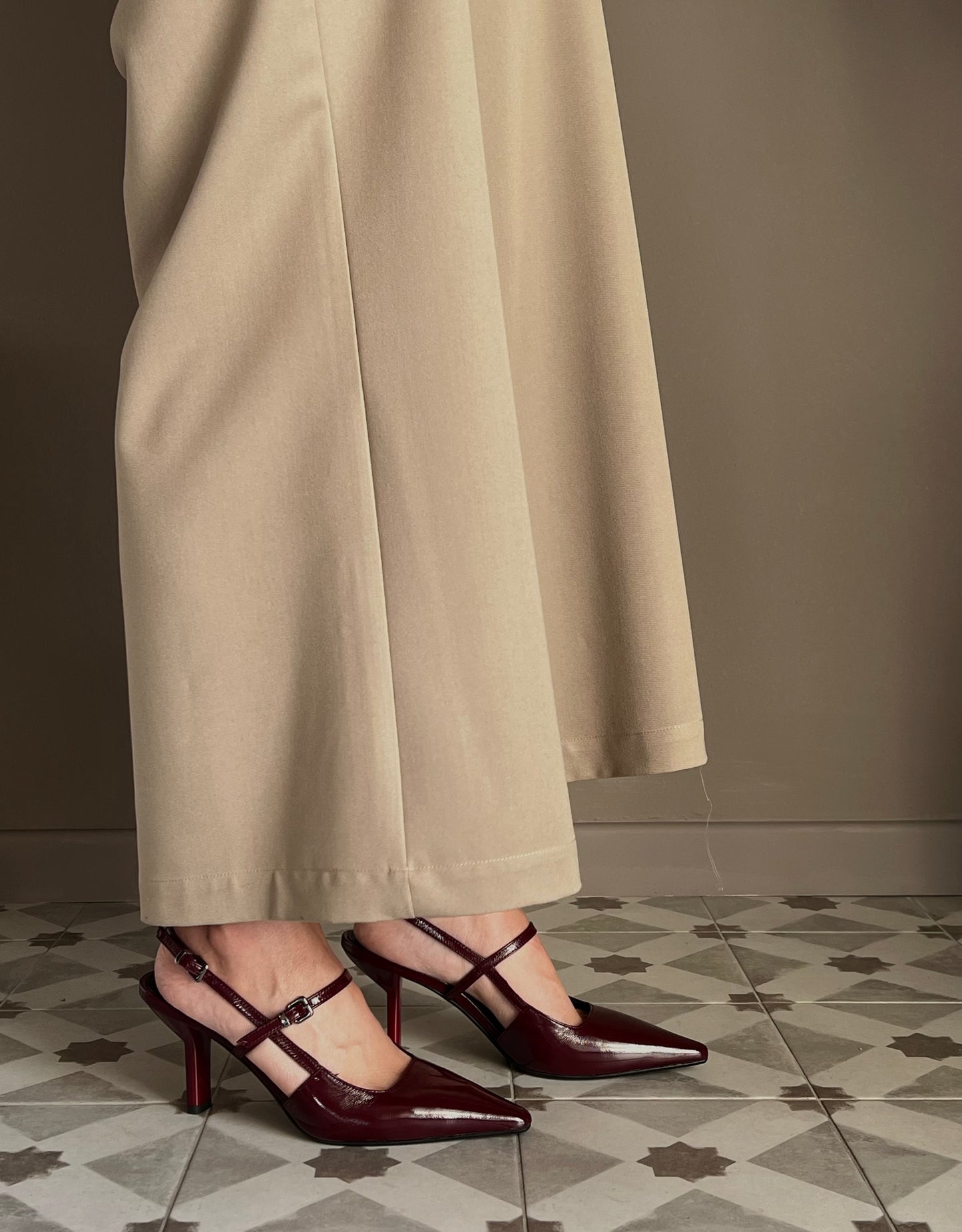 Slingback in vernice con tacco sottile