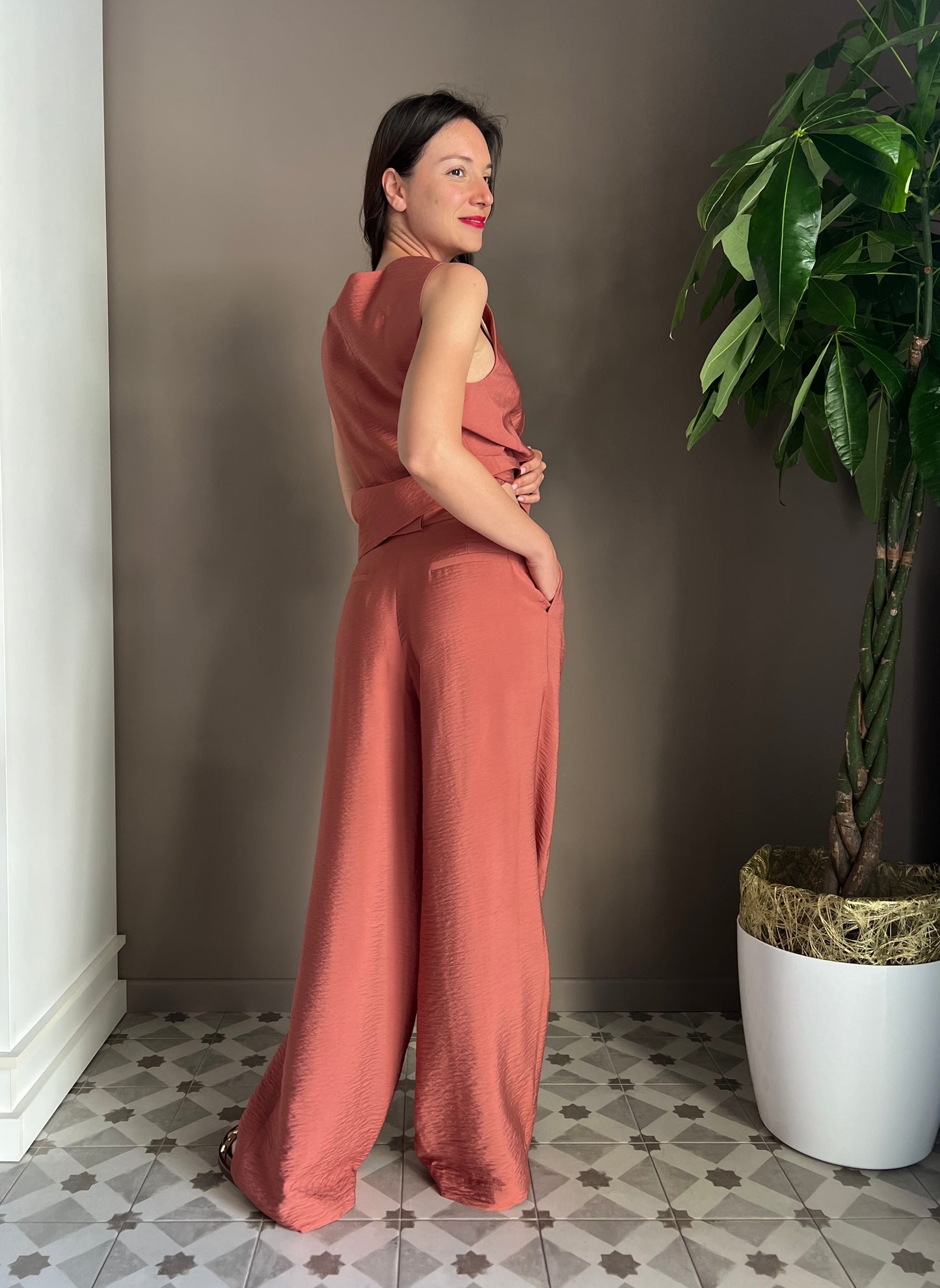 Pantalone in viscosa con pinces peperoncino