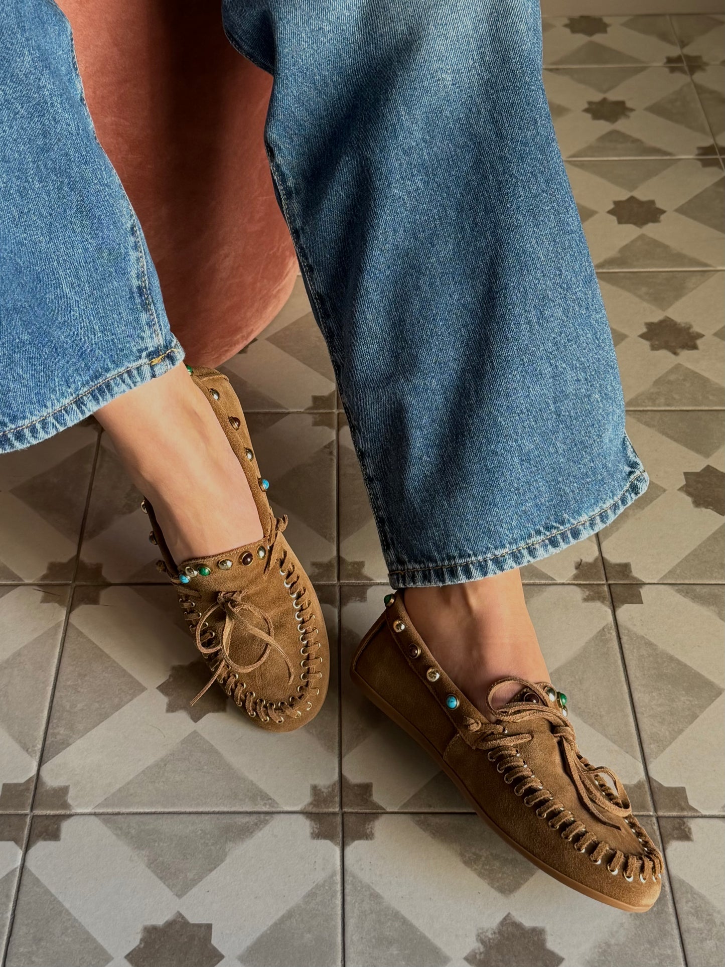 Mocassino in suede con borchiette