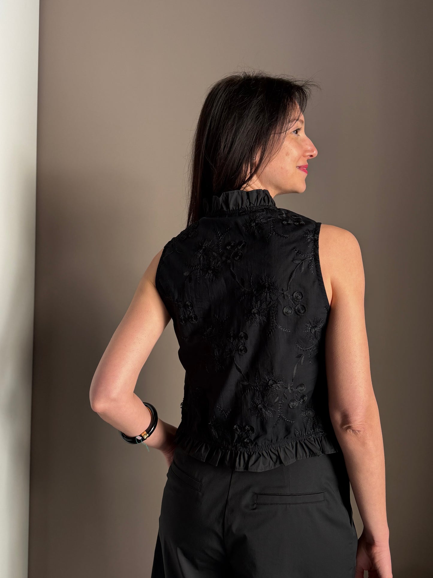 Camicia ricamata con rouches nera