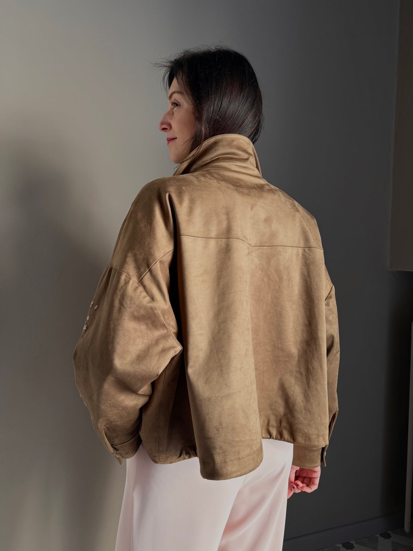 Giubbotto con maniche ricamate