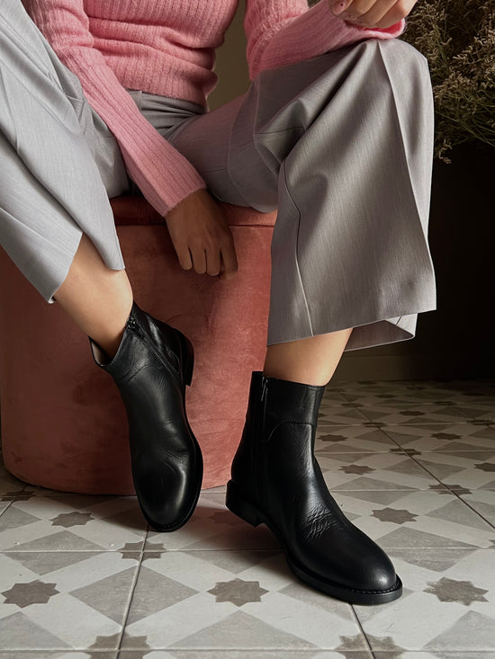 Stivaletto in pelle con dettaglio fibbietta