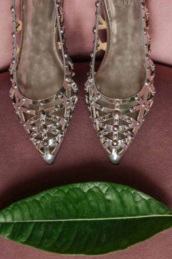 Slingback in pelle con borchiette in pelle specchio