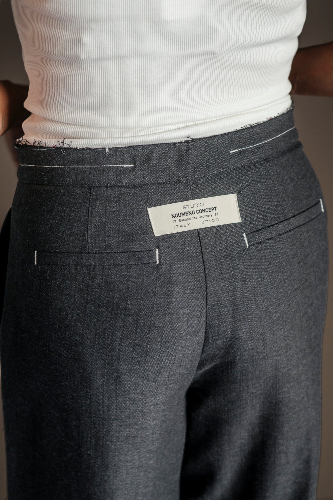Pantalone Noumeno: Eleganza Contemporanea