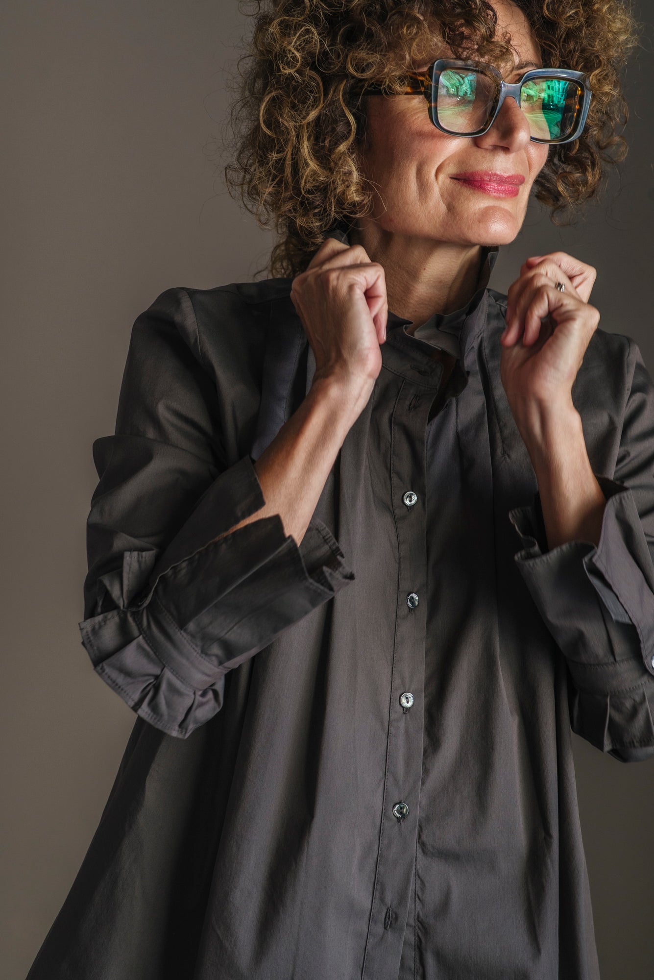 Camicia svasata in cotone liscio con dettagli plisse’