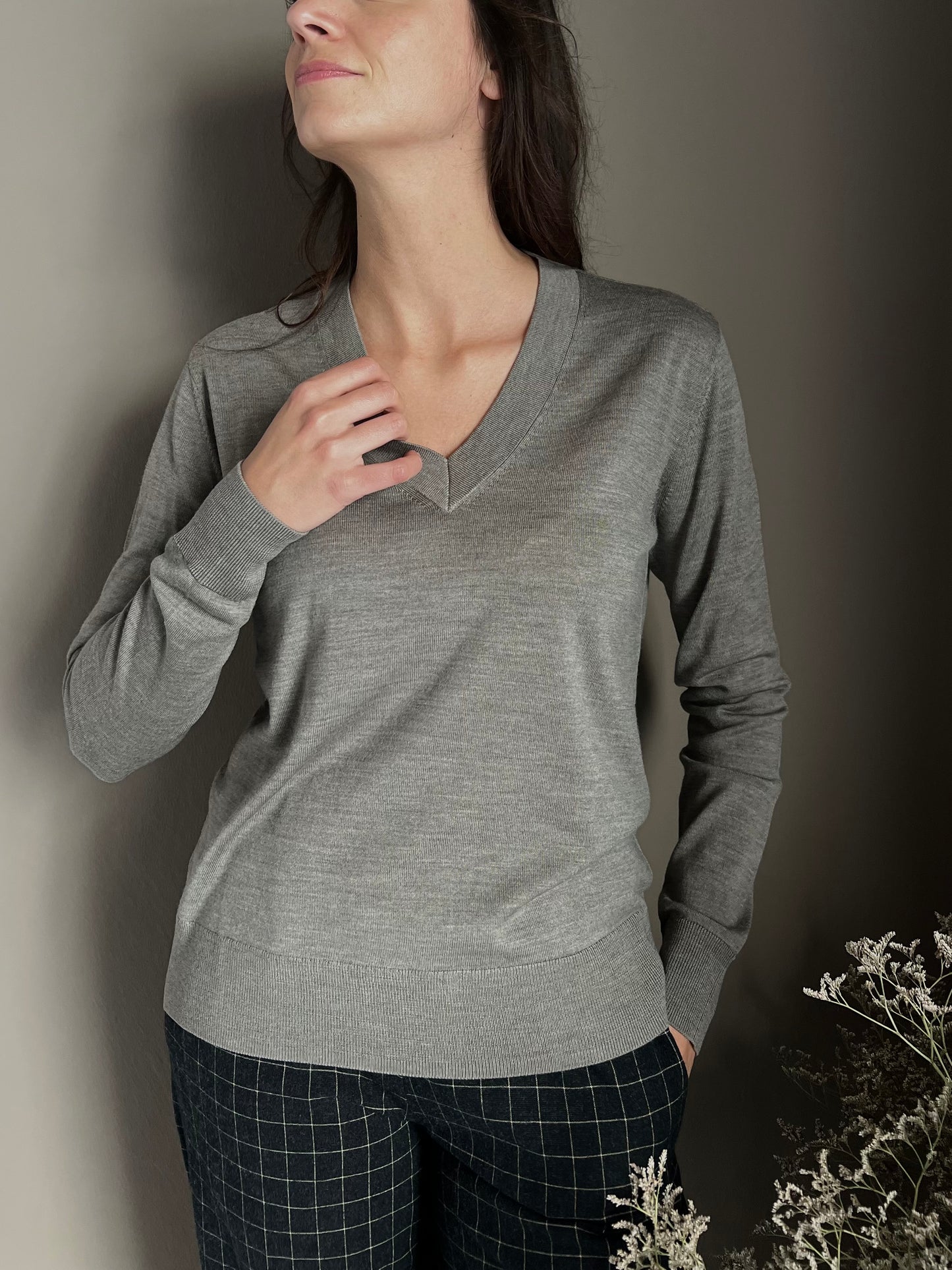 Maglia scollo a V in lana Greige