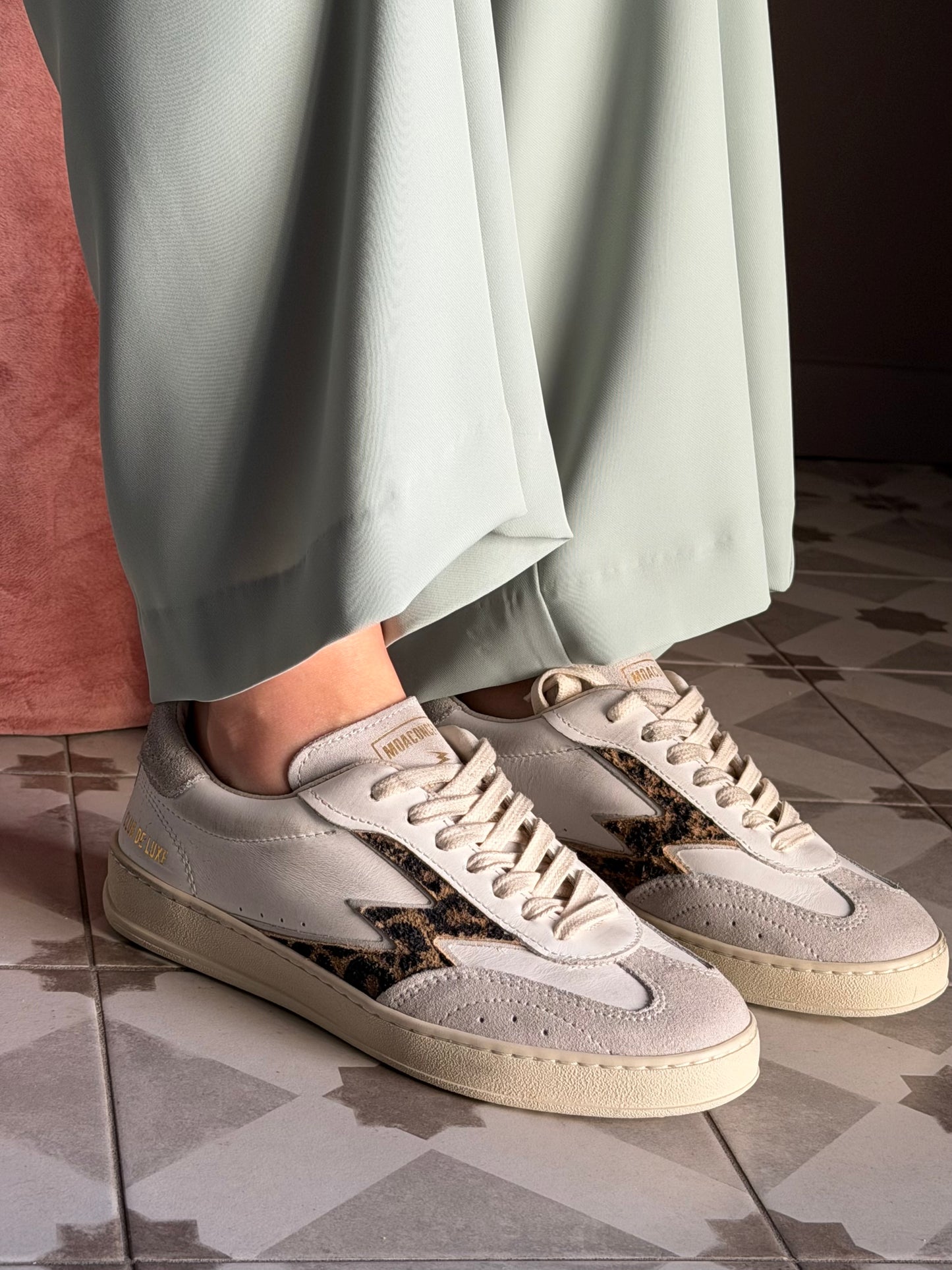 Sneakers in pelle e camoscio con dettaglio leo