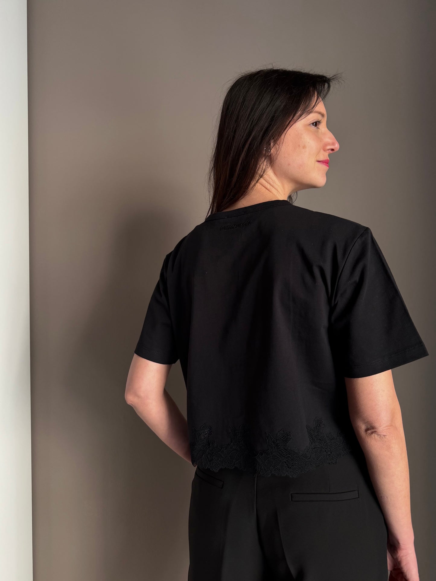 T-shirt cropped con inserto in pizzo