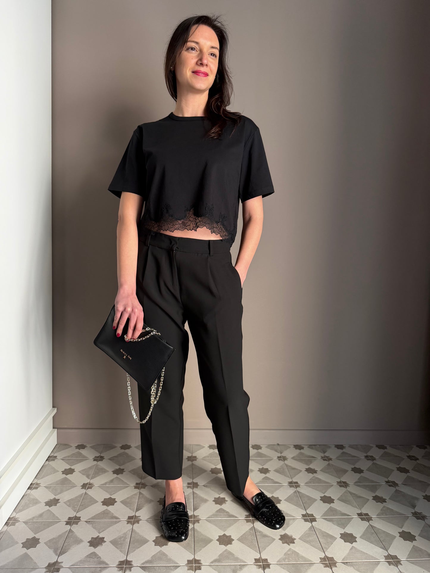 T-shirt cropped con inserto in pizzo