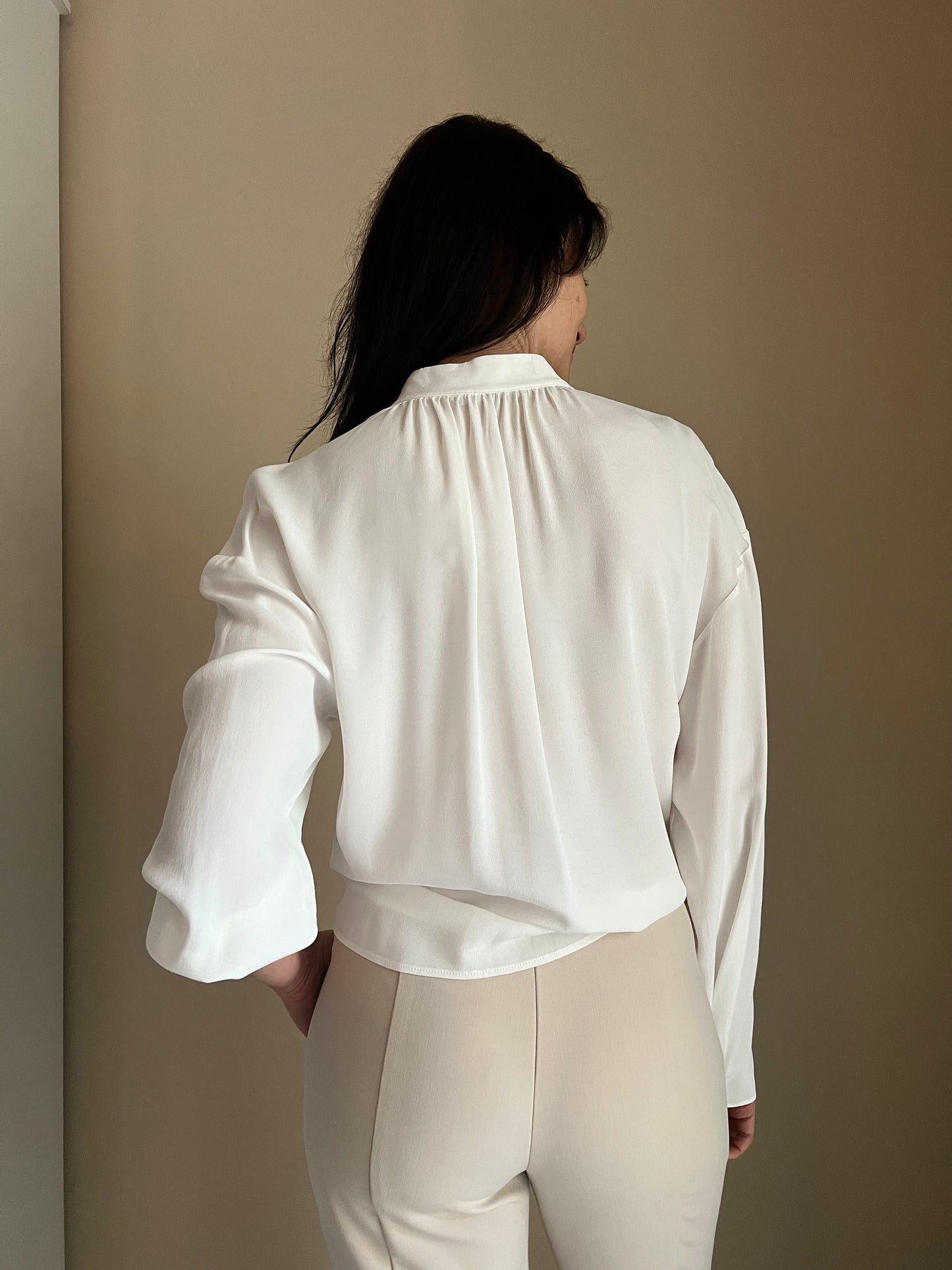 Camicia con scollo a V e catenella