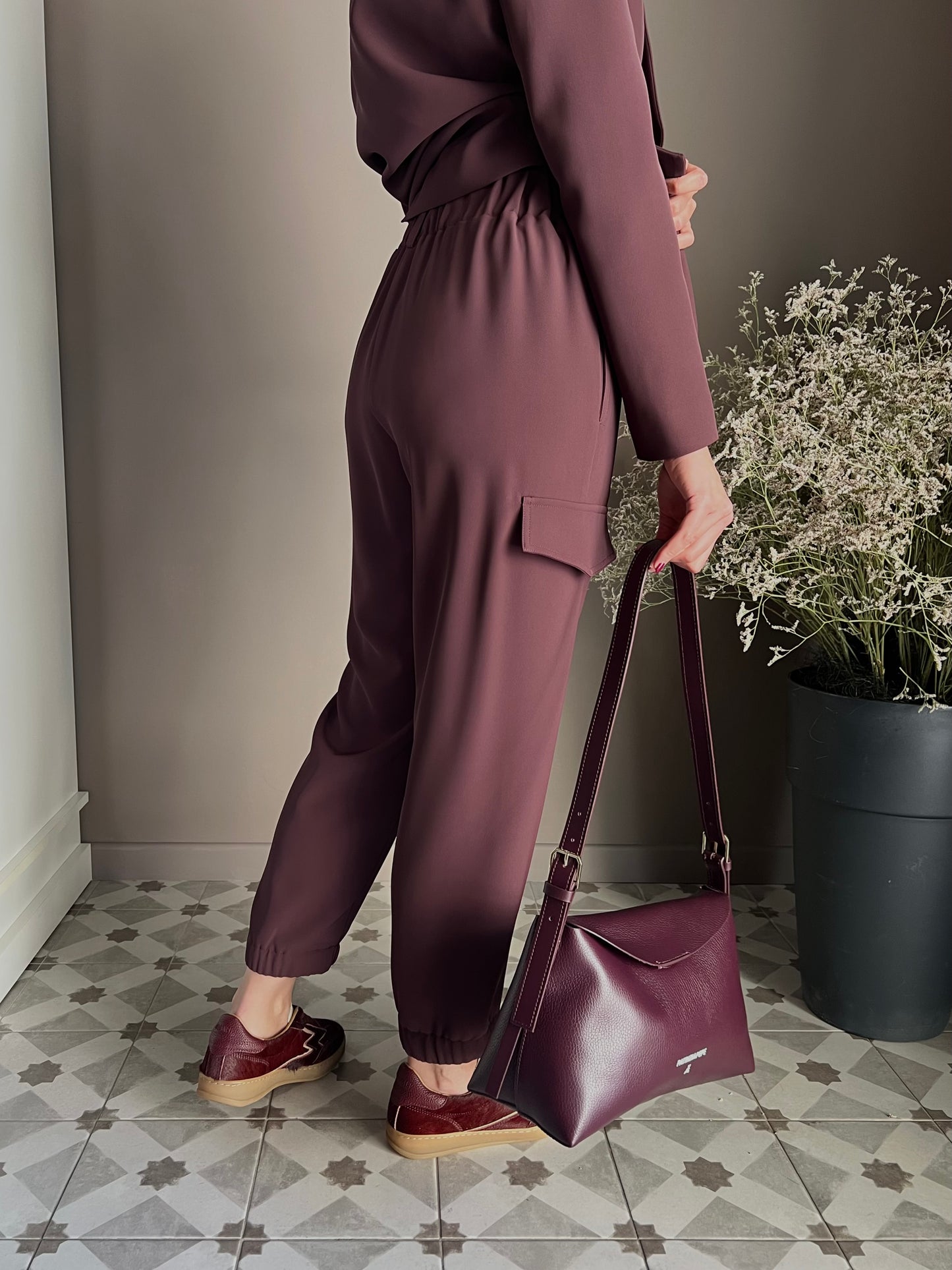 Pantalone in crepe cargo bordeaux