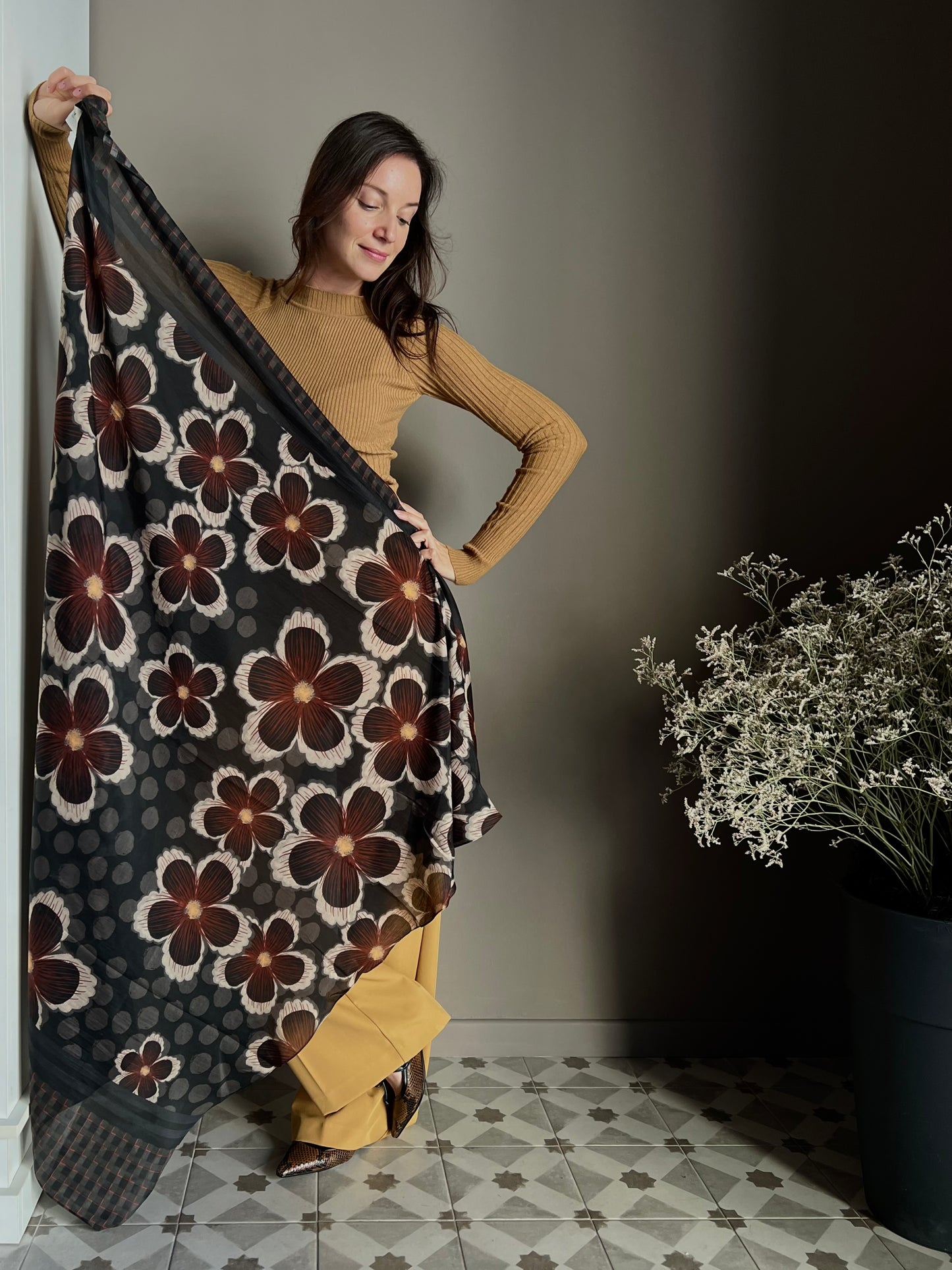 Sciarpa fiori e geometrie asimmetriche