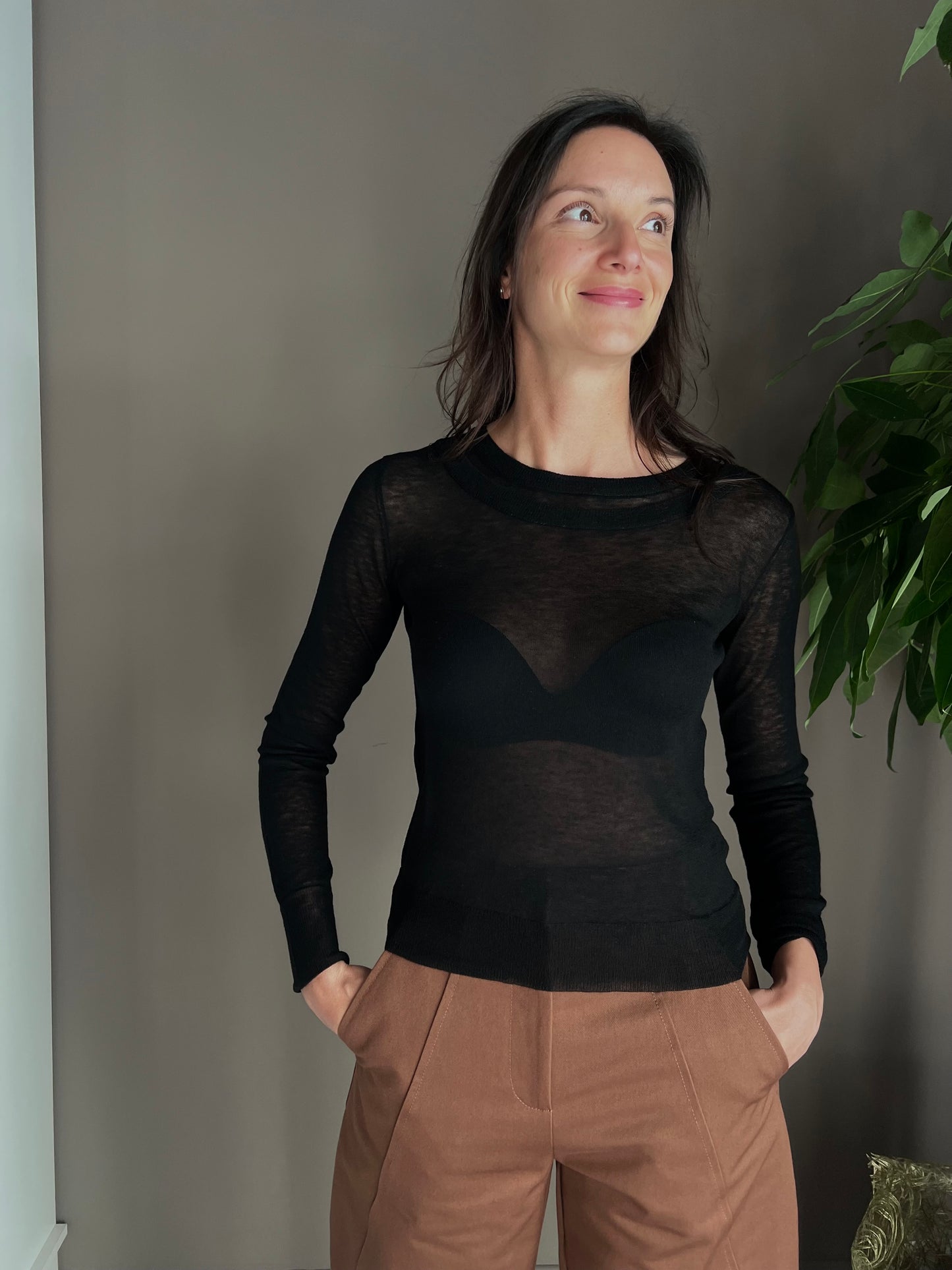 Maglia ultra fine in lana con scollo a barca nera