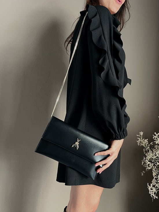 Borsa pochette in pelle nera con catena