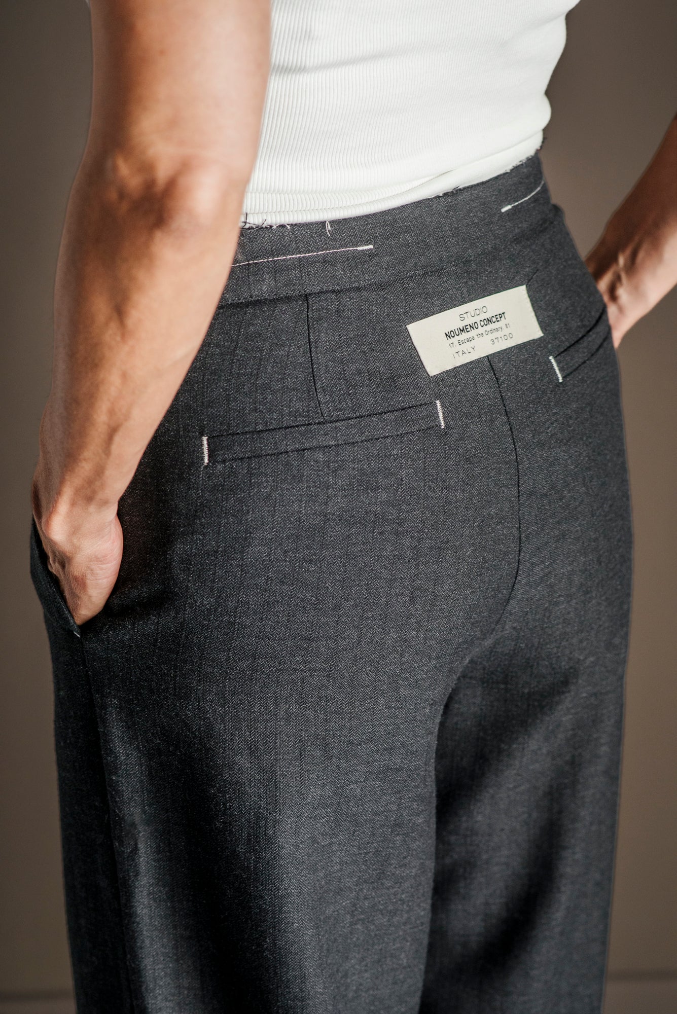Pantalone Noumeno: Eleganza Contemporanea