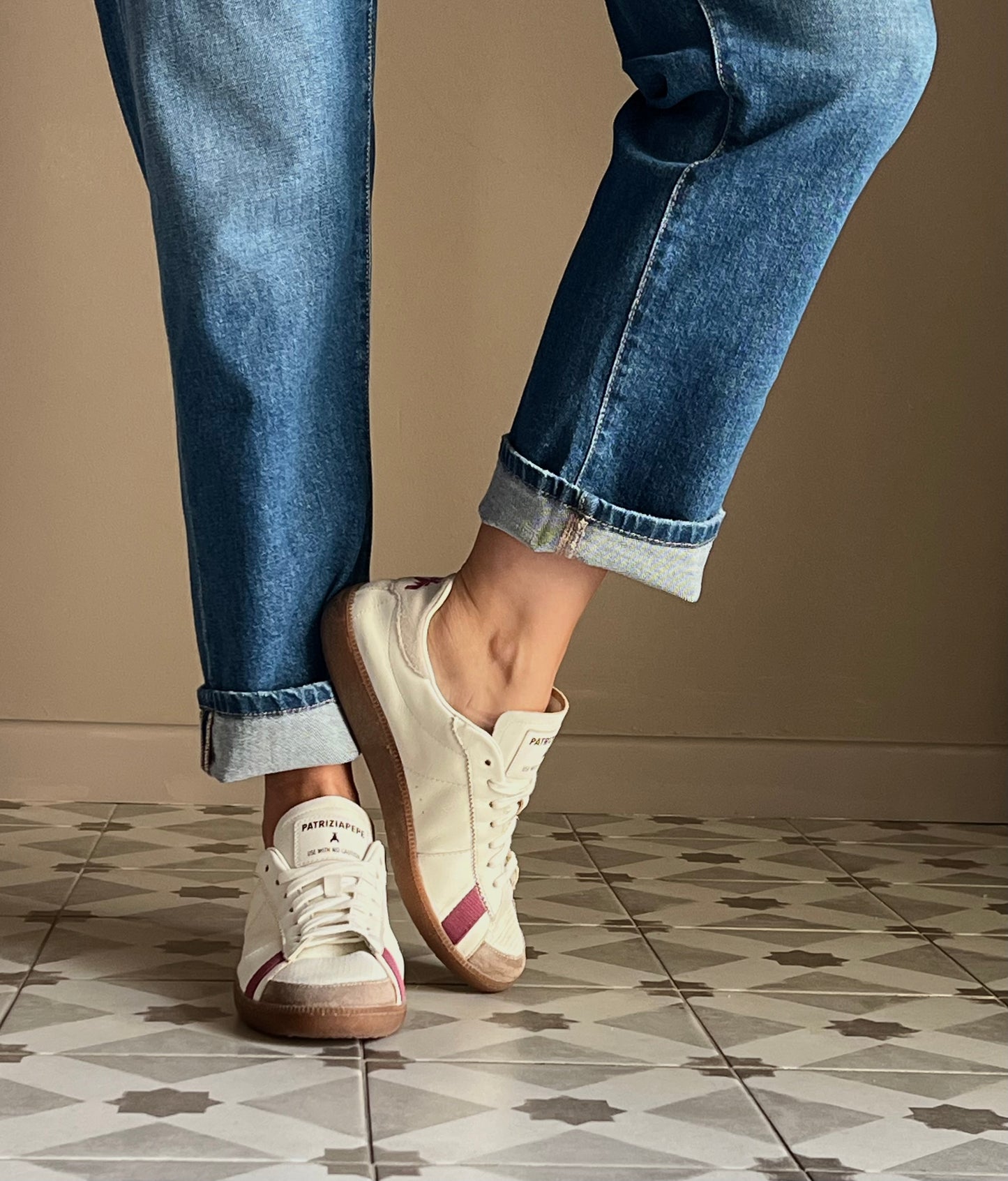 Sneakers in nappa con lettering purple