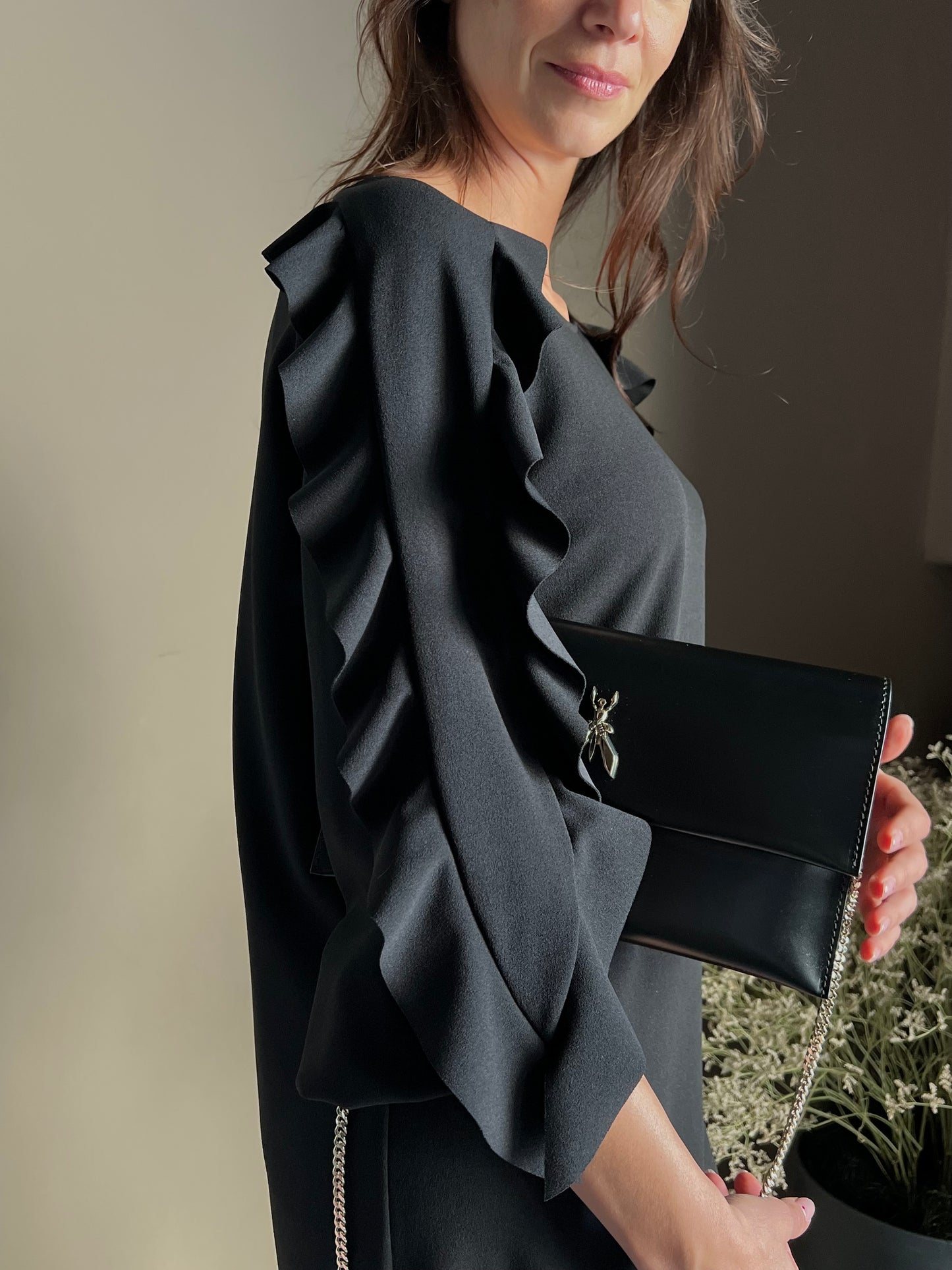 Borsa pochette in pelle nera con catena