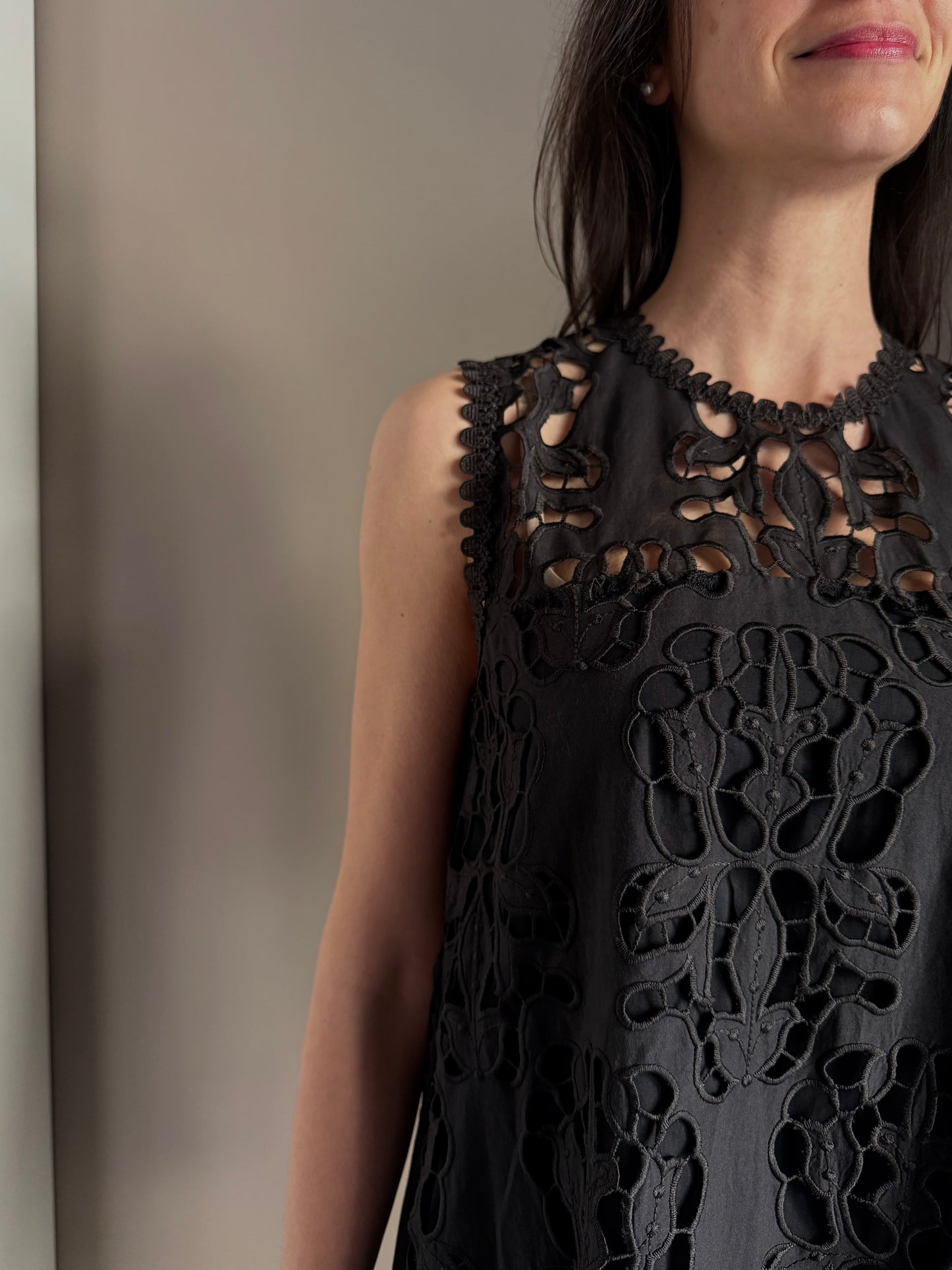 Abito svasato in macrame’ e tencel nero
