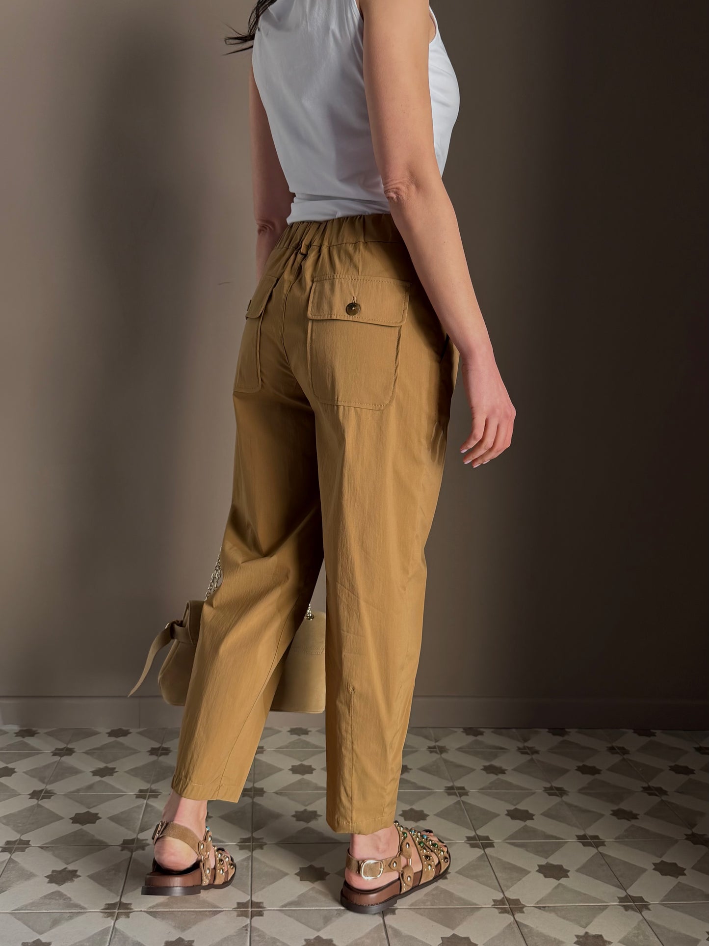 Pantalone Carrot Fit – Colore Nocciola