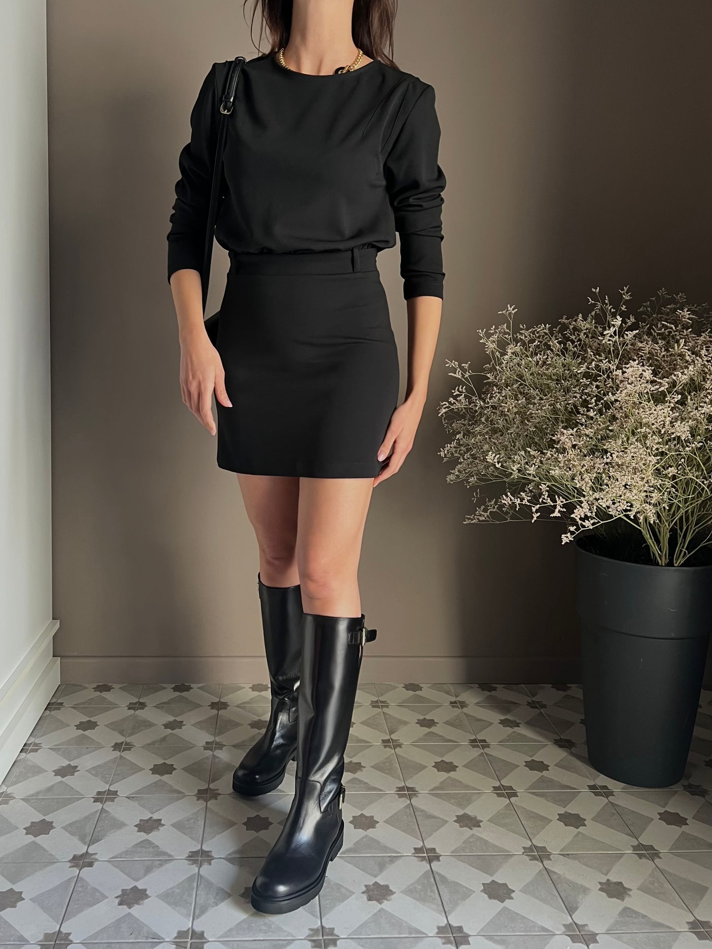 Mini abito nero con manica lunga