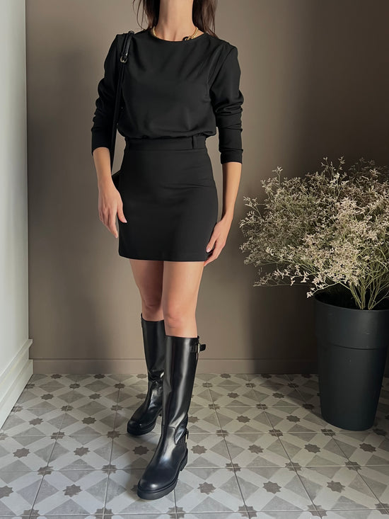 Mini abito nero con manica lunga