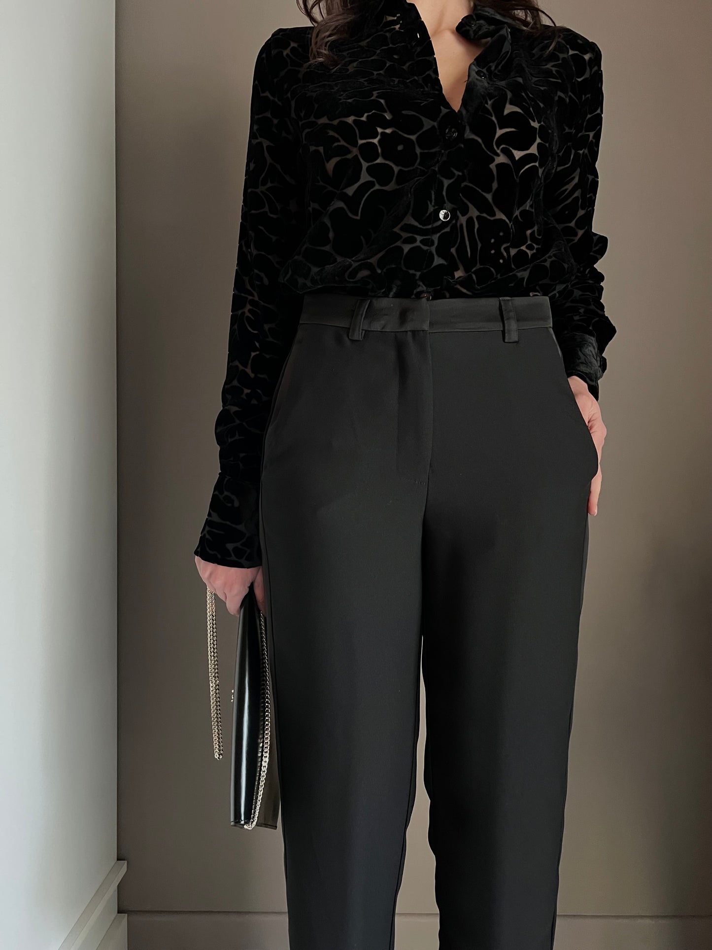 Pantalone ankle nero in crepe con dettaglio laterale