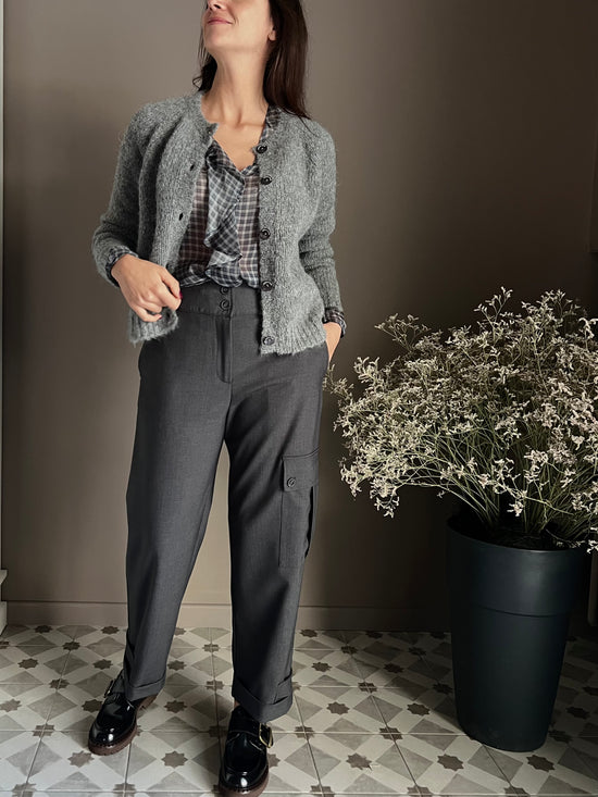 Cardigan grigio con ricamo