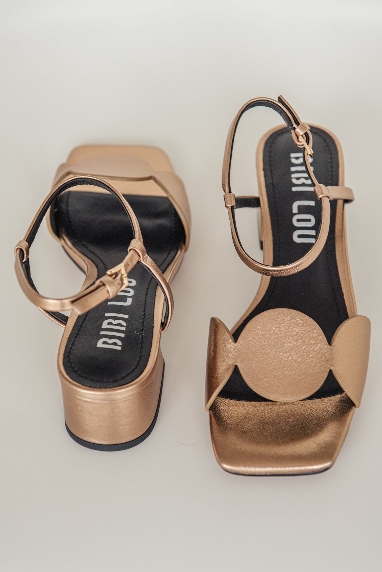 Sandalo in pelle bronzo con fascia semicerchi