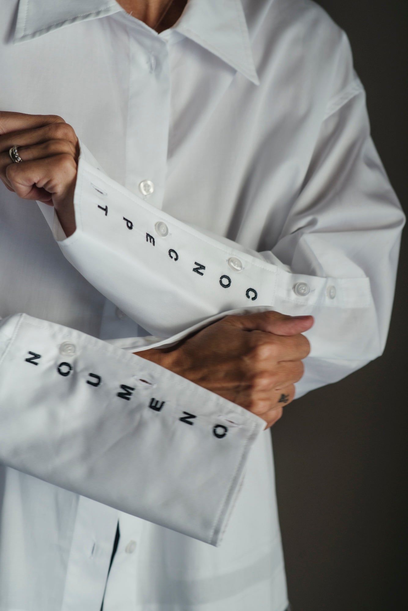 Camicia over in piquet con logo manica