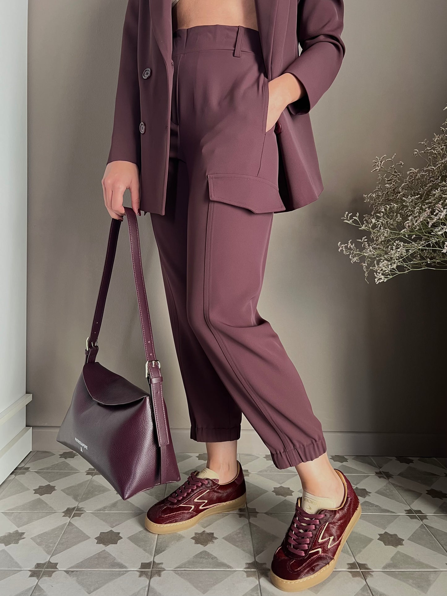 Pantalone in crepe cargo bordeaux