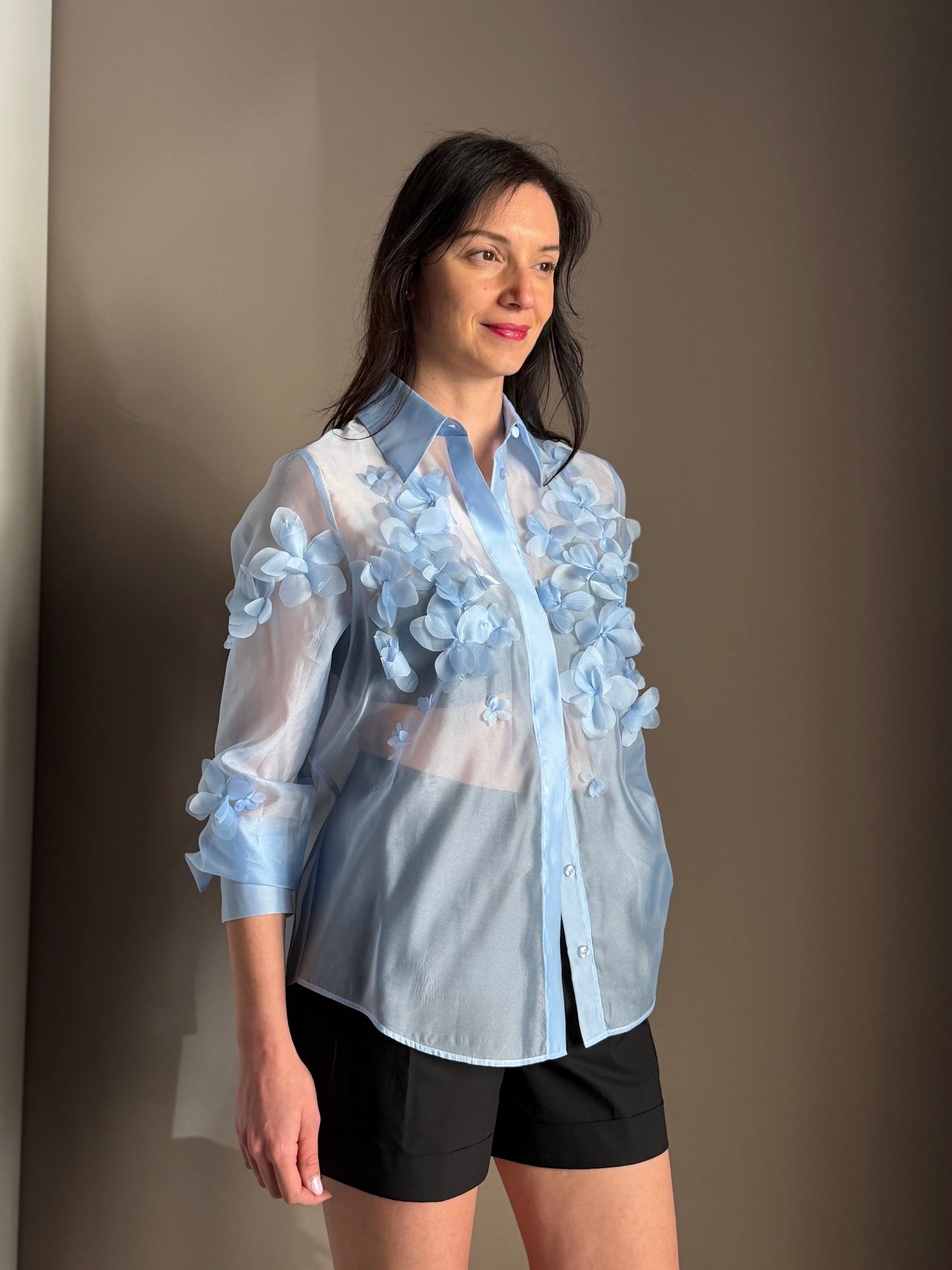 Camicia Azzurra con Applicazioni Floreali