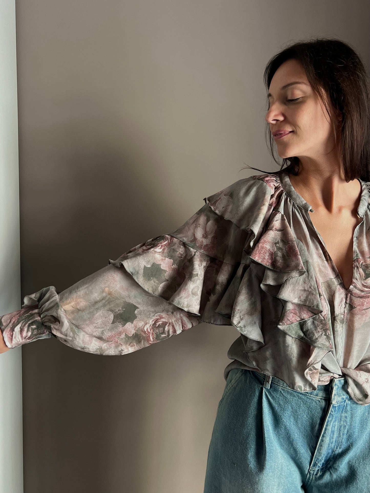 Camicia in fantasia con volant e maniche a sbuffo