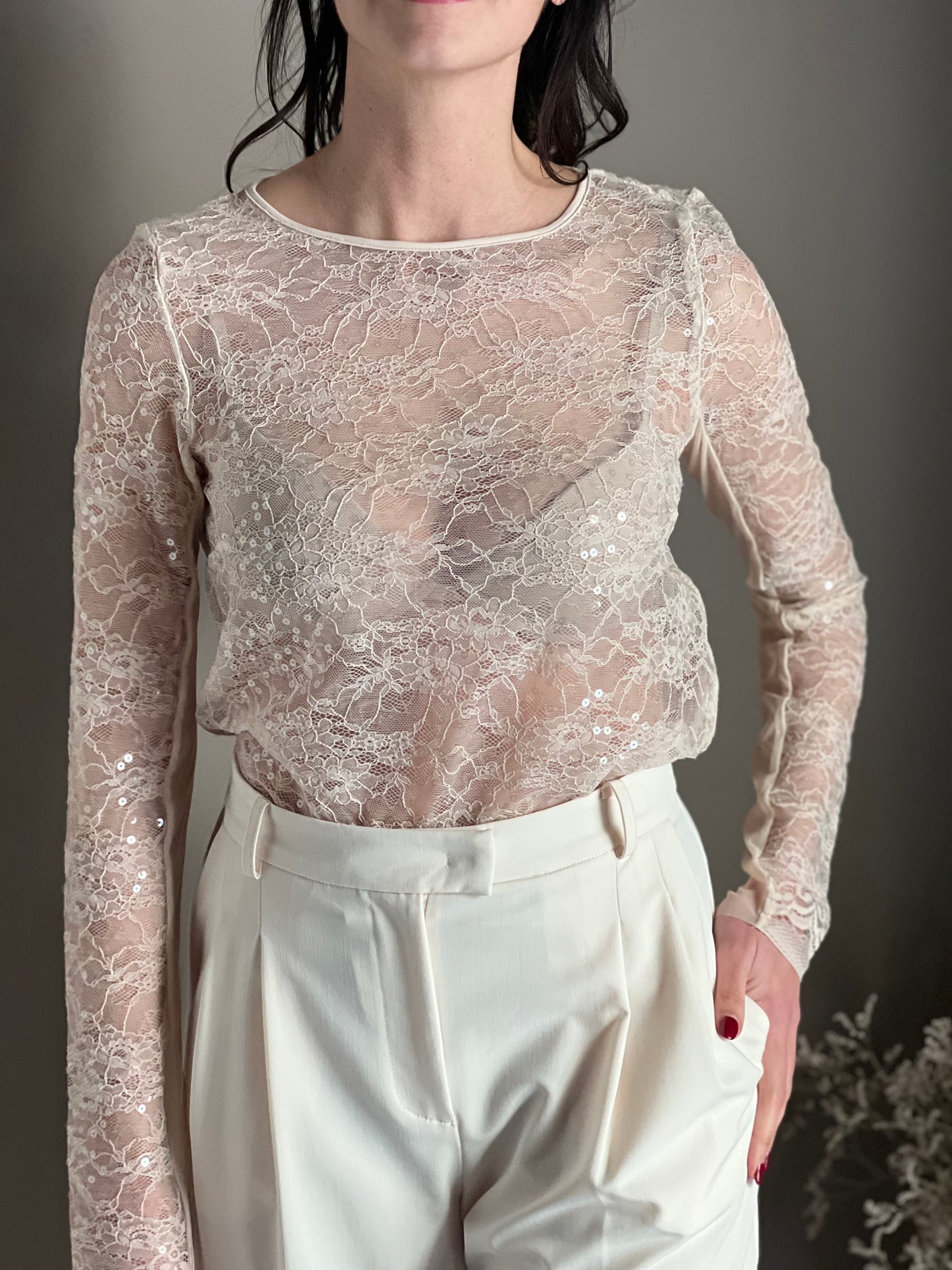 Top a maniche lunghe in pizzo con paillettes