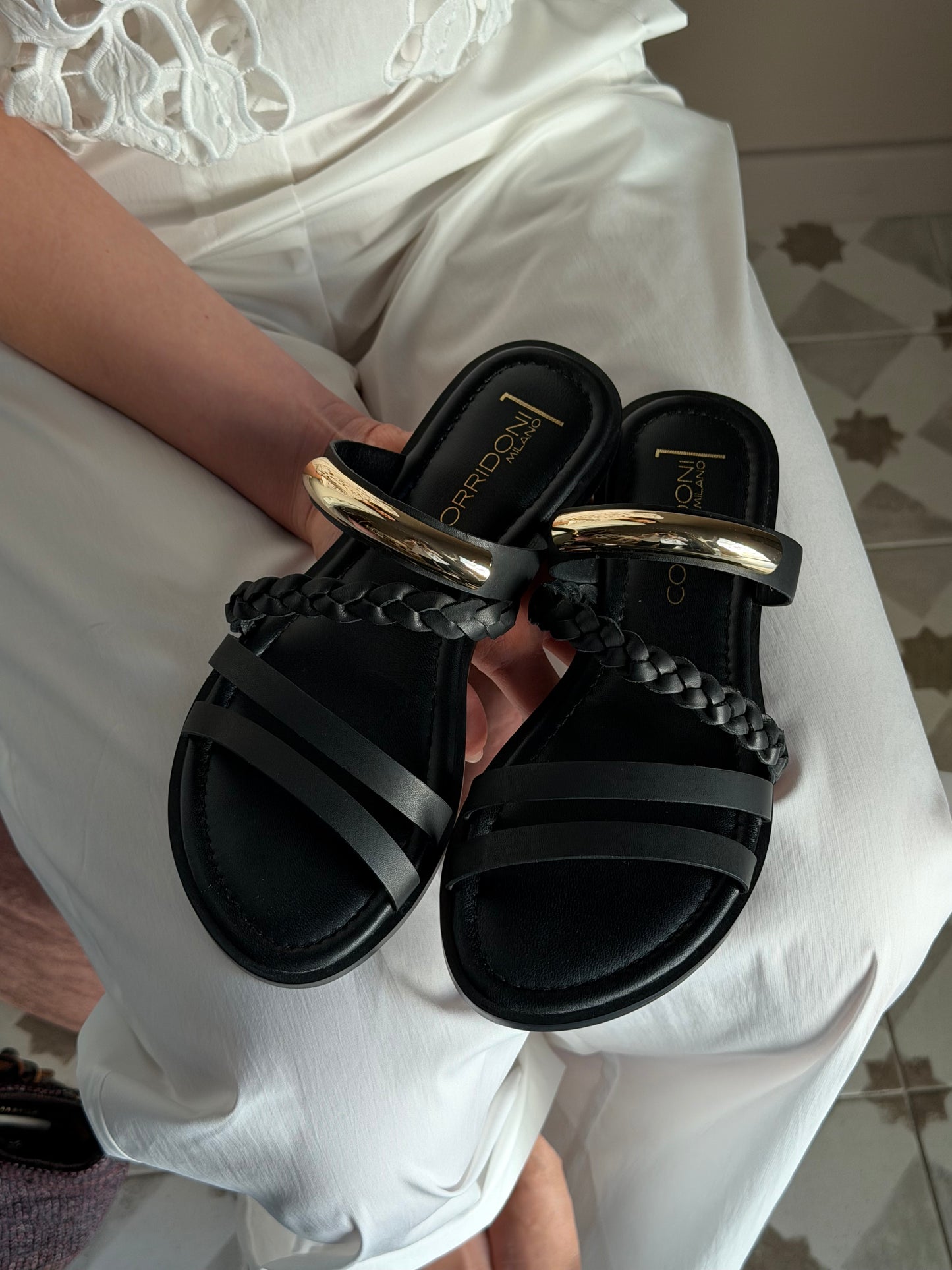 Ciabattina Flat con fettuccia intrecciata e dettaglio gold