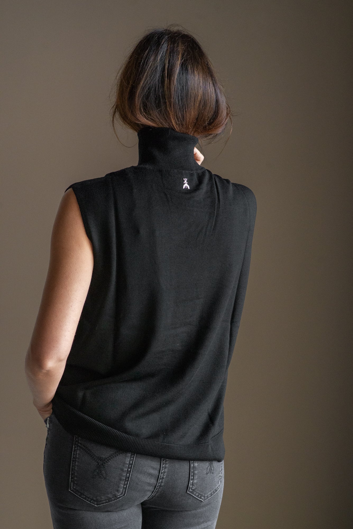 Maglia smanicata in lana nera