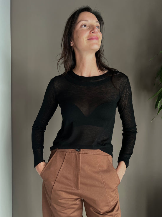 Maglia ultra fine in lana con scollo a barca nera