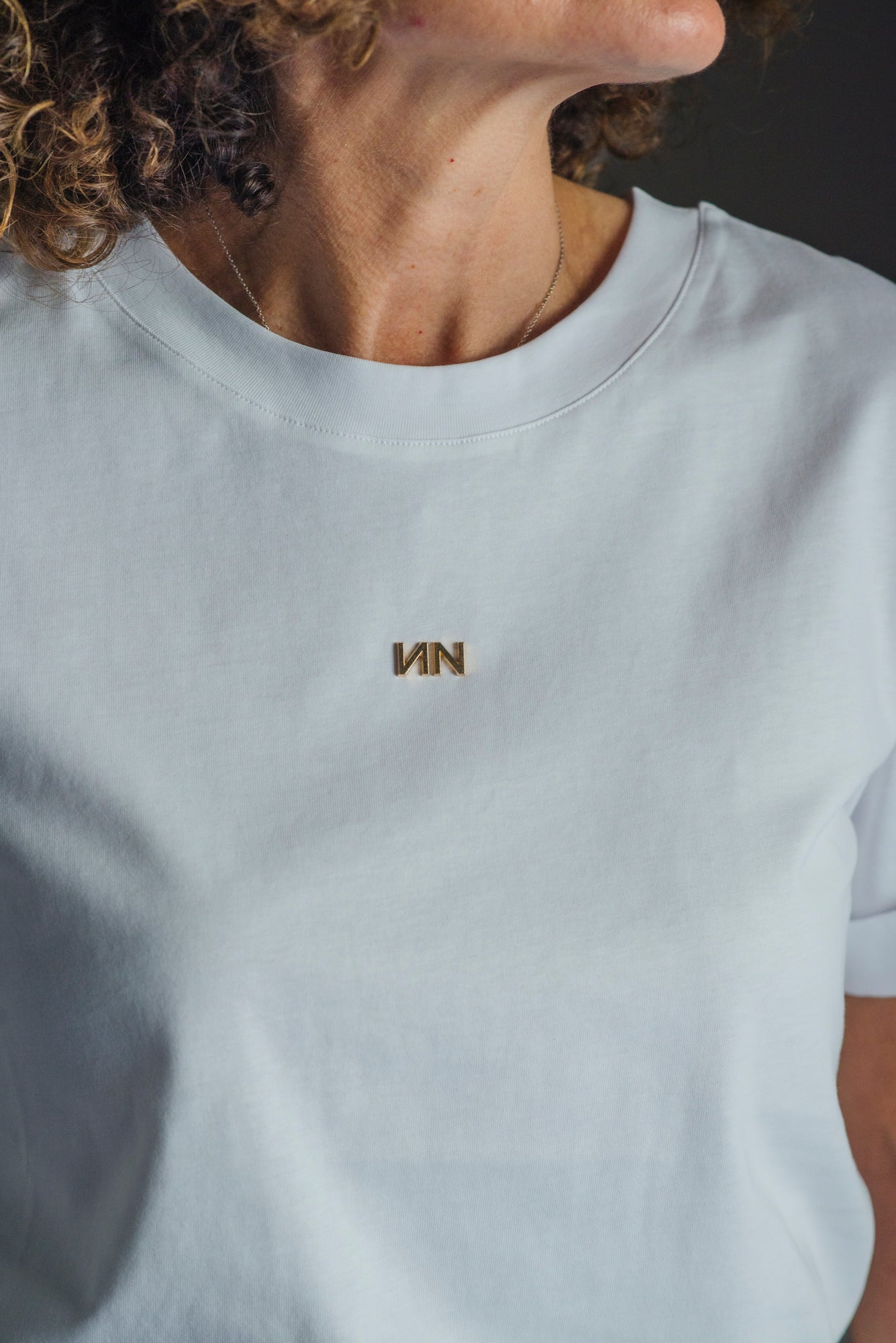 T-shirt in cotone premium con monogram oro