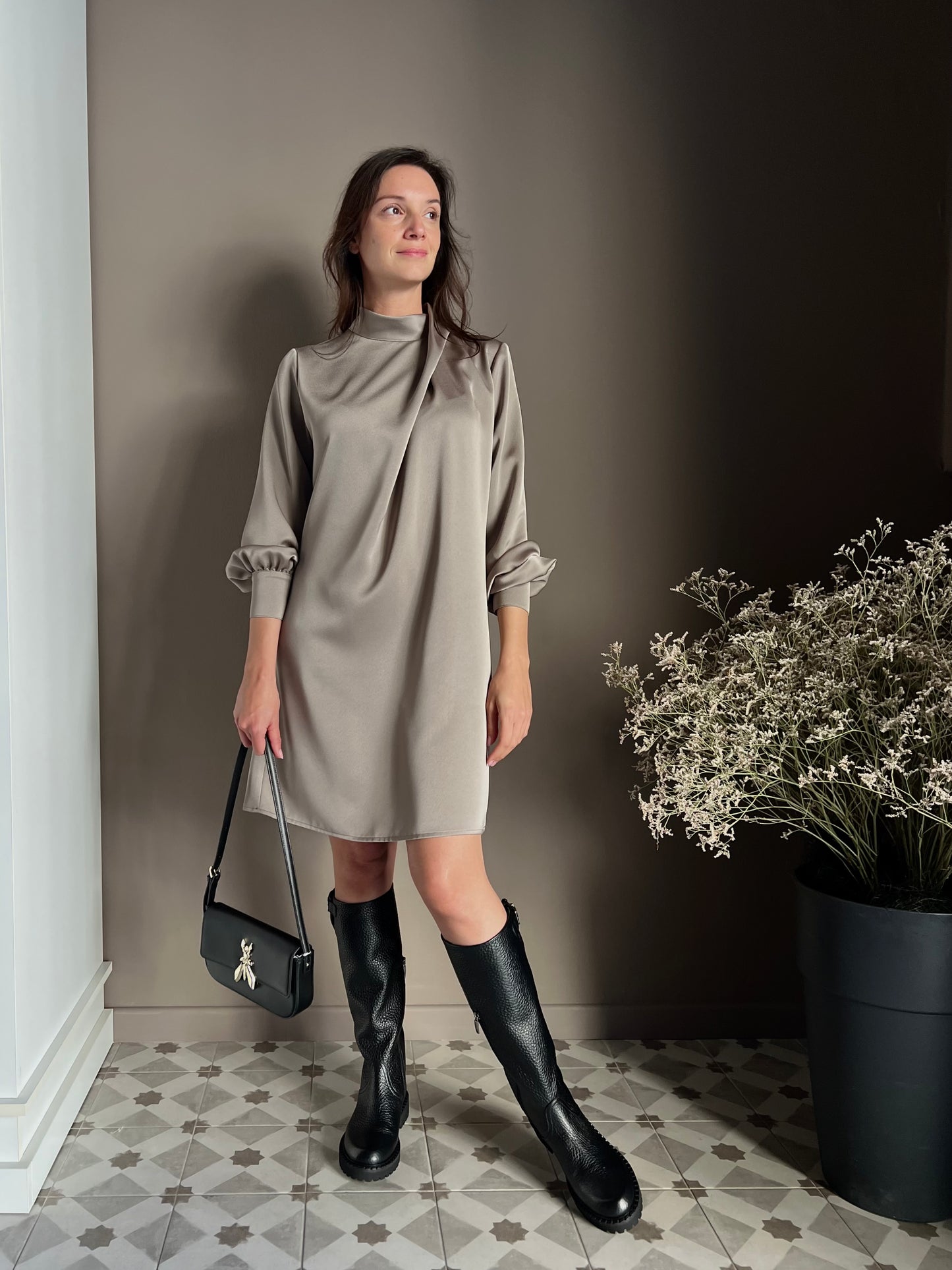 Abito in satin con collo drappeggiato