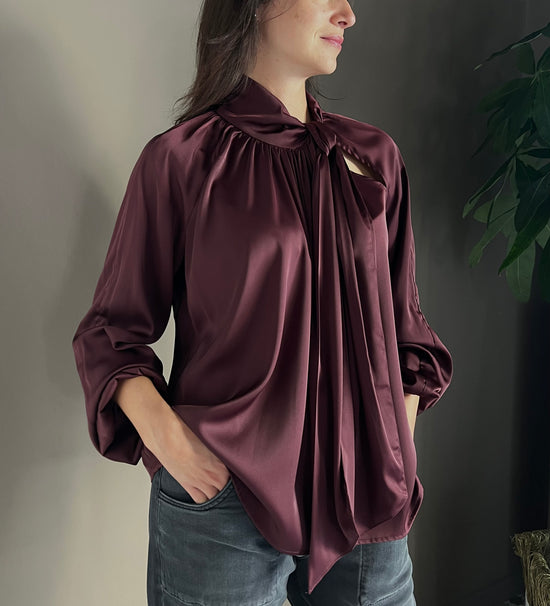 Camicia in satin con taglio cout-out sulla spalla