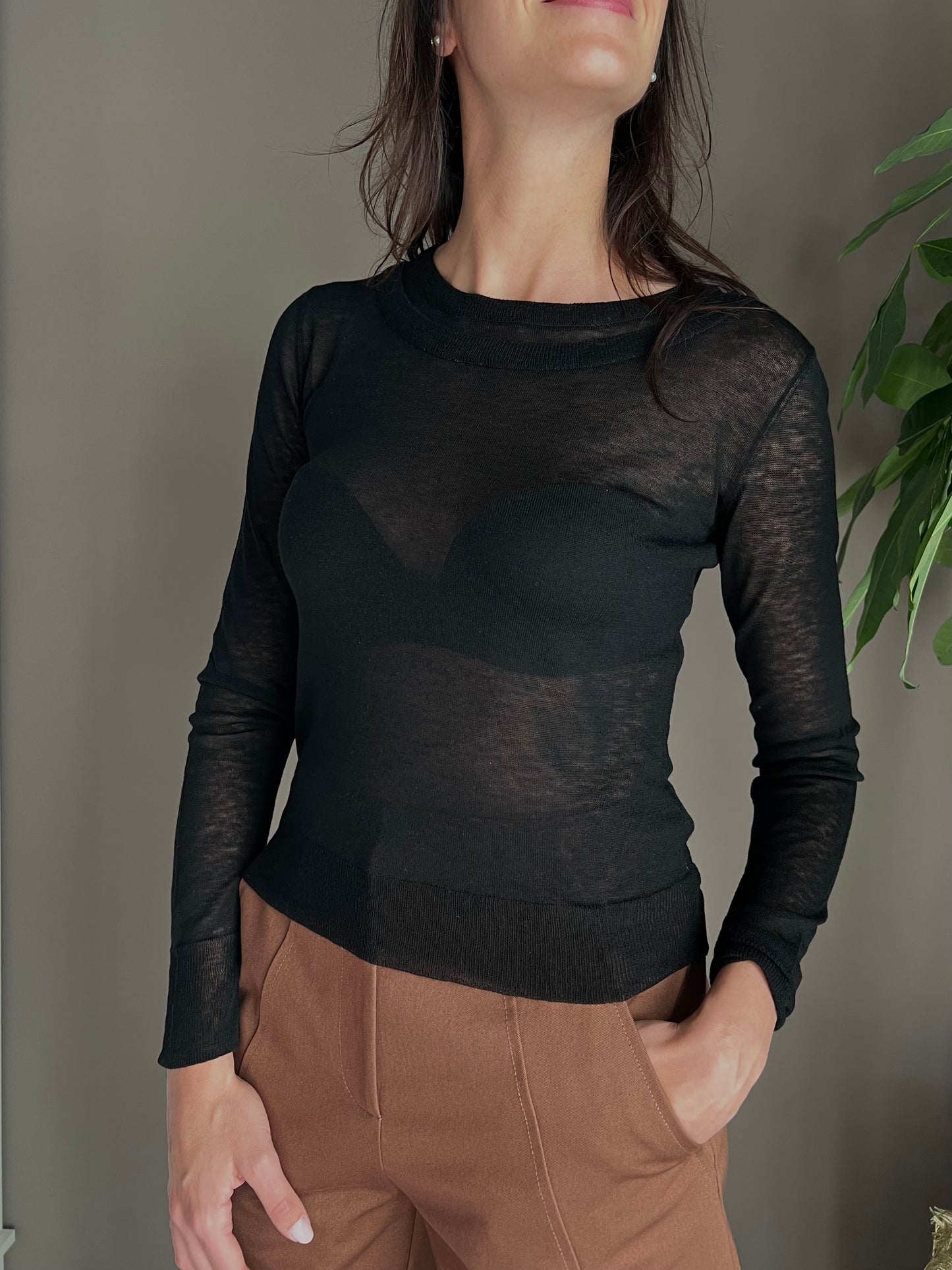 Maglia ultra fine in lana con scollo a barca nera