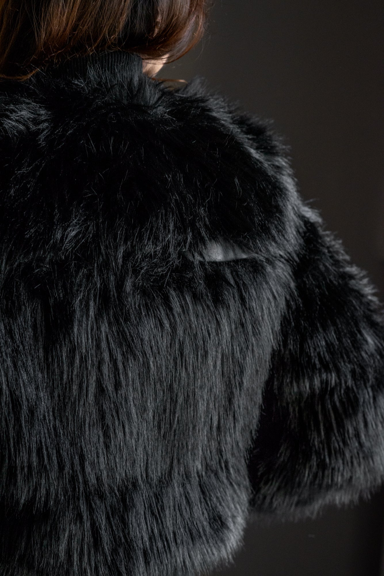 Giubbotto corto fluffy in ecopelliccia nero