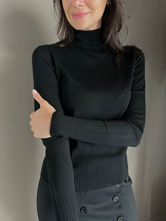 Maglia in lana rasata collo alto nero