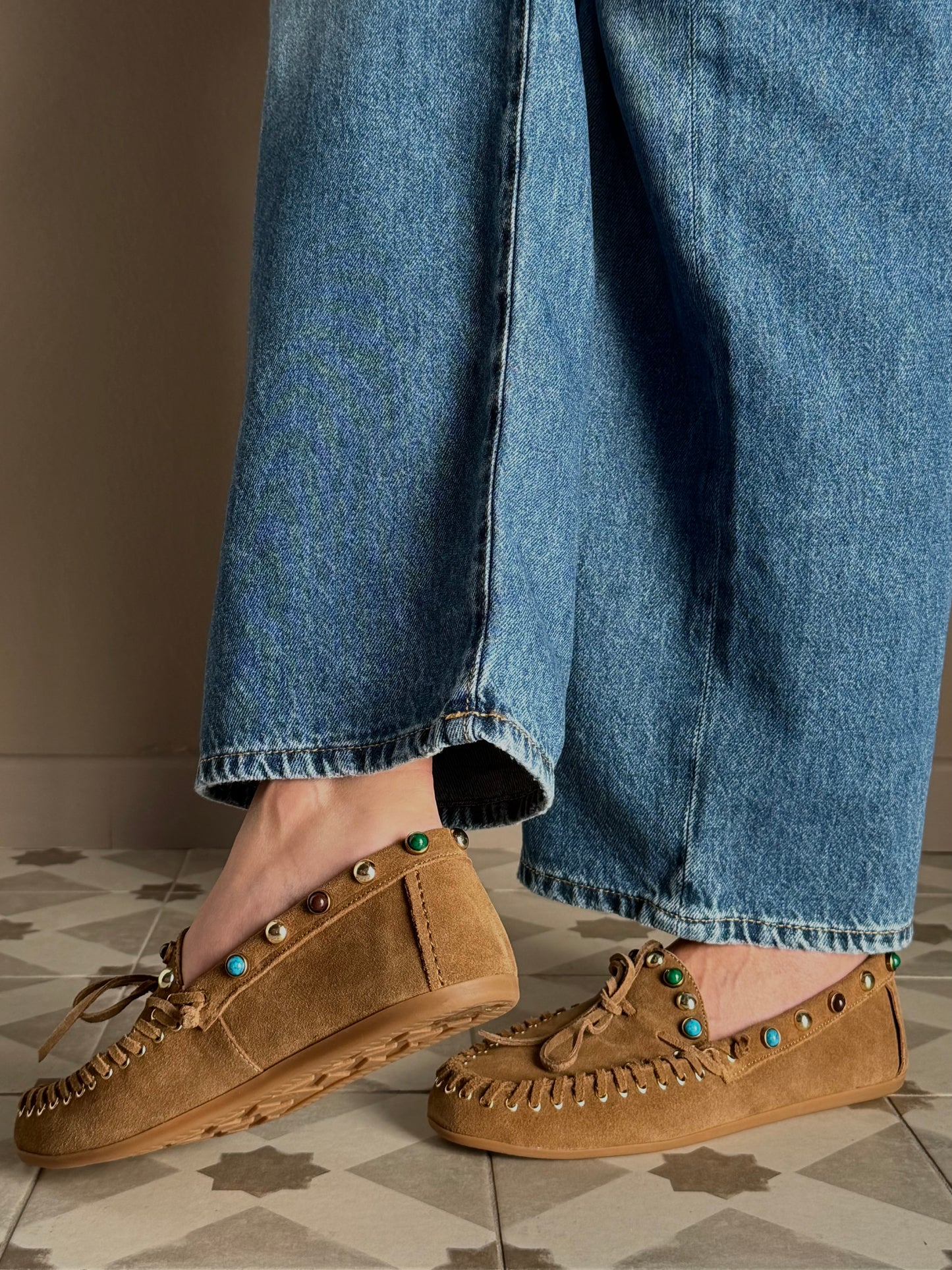 Mocassino in suede con borchiette