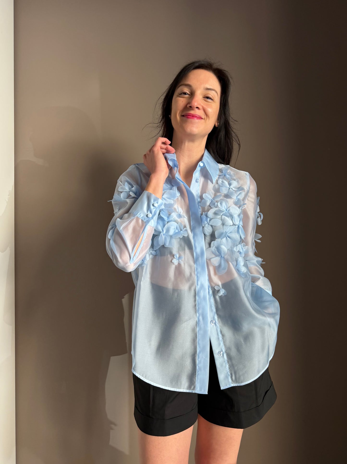 Camicia Azzurra con Applicazioni Floreali