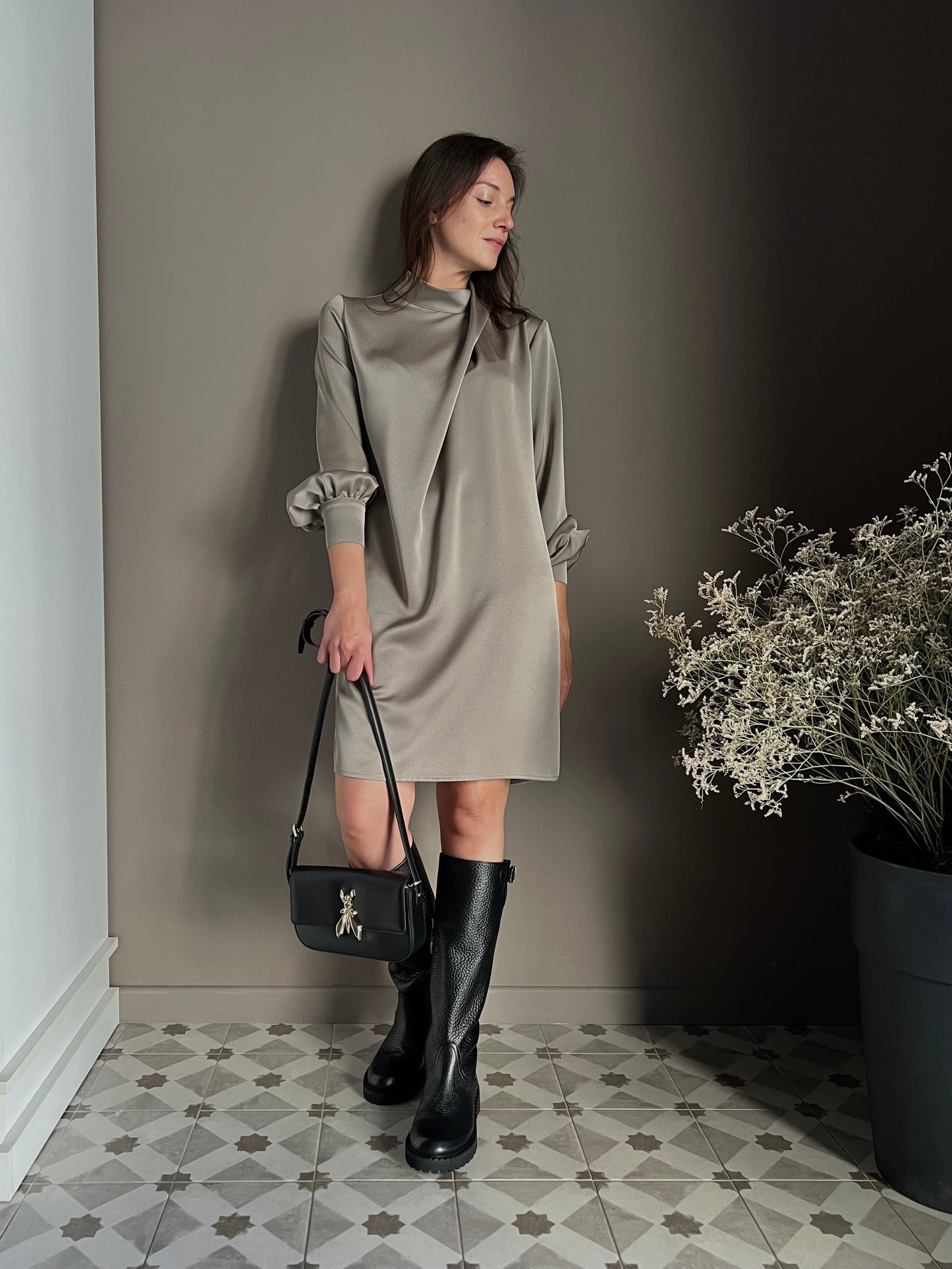 Abito in satin con collo drappeggiato