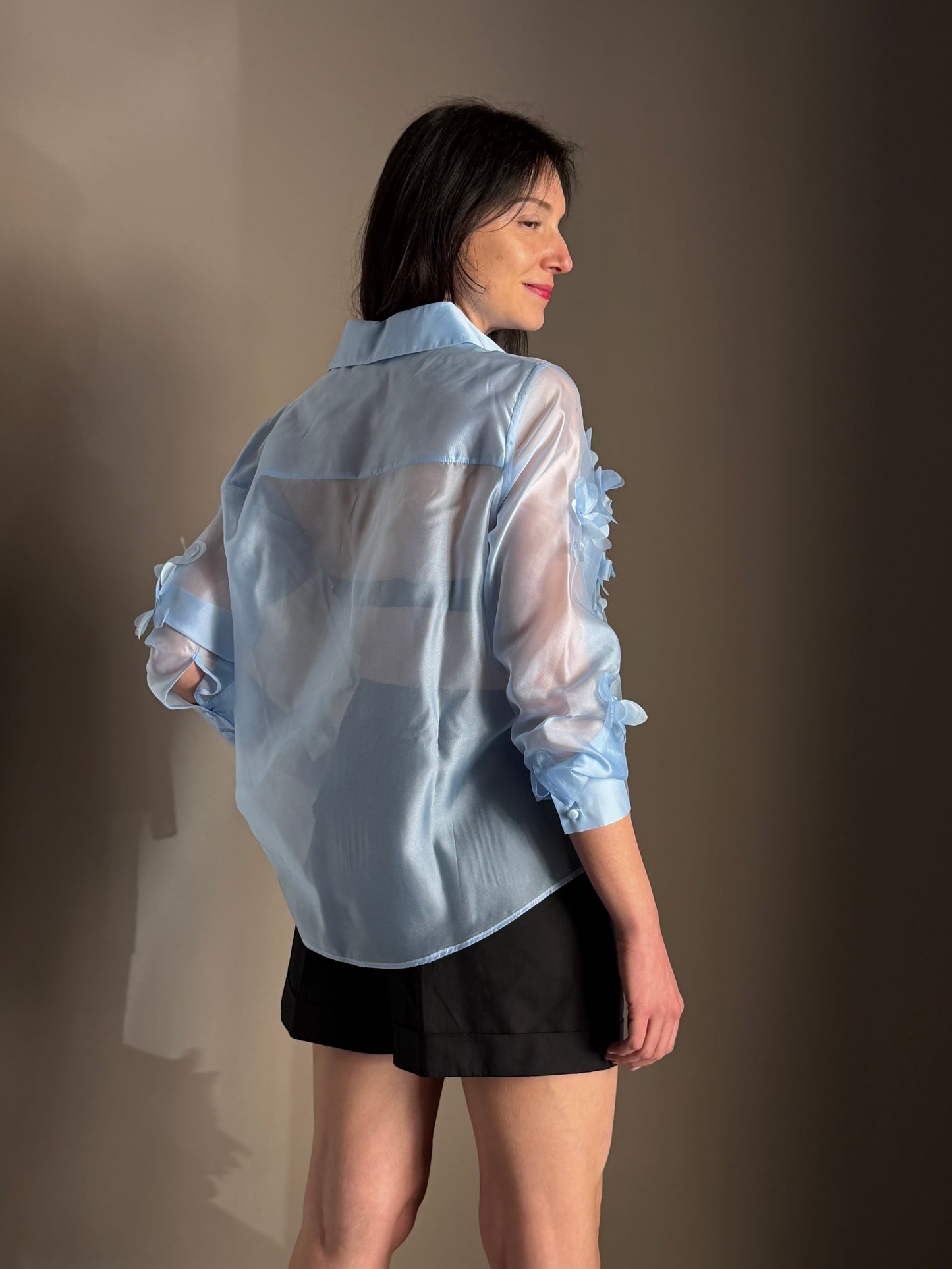 Camicia Azzurra con Applicazioni Floreali
