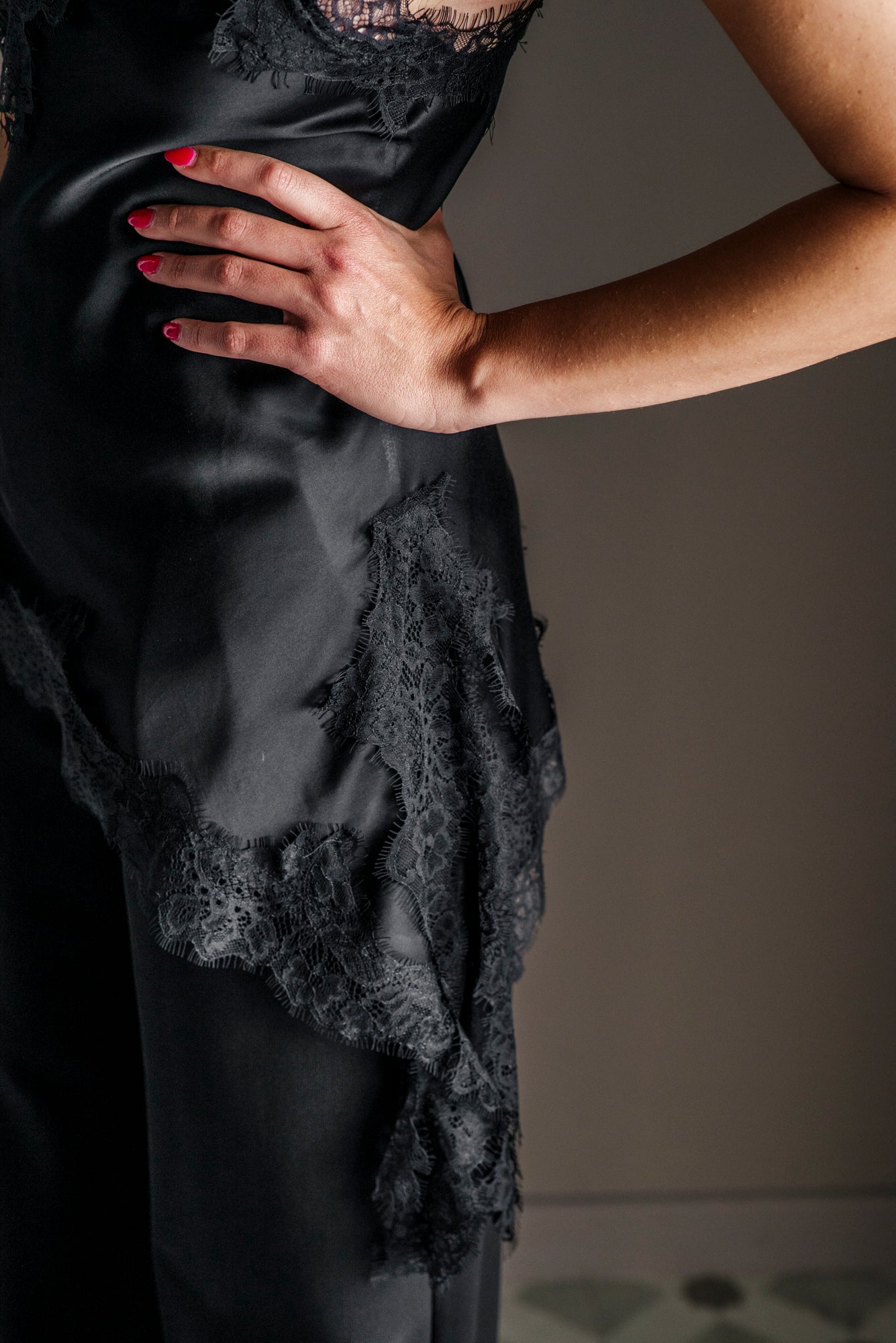 Top con inserti in pizzo asimmetrico