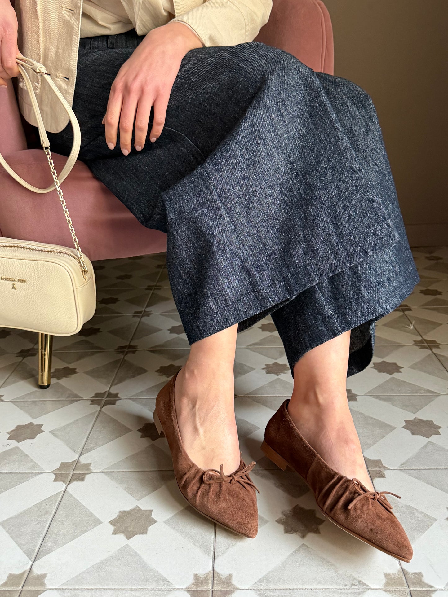 Scarpa in suede con plisse’