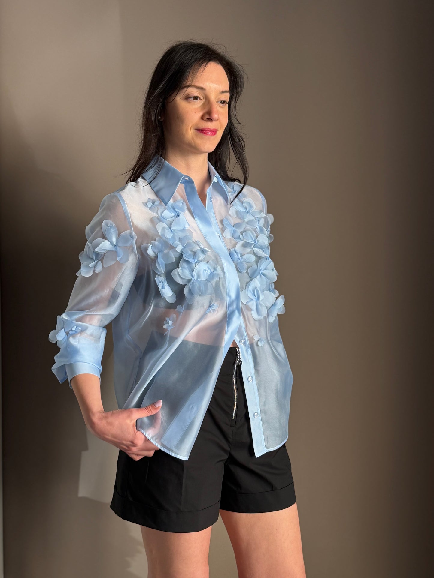 Camicia Azzurra con Applicazioni Floreali